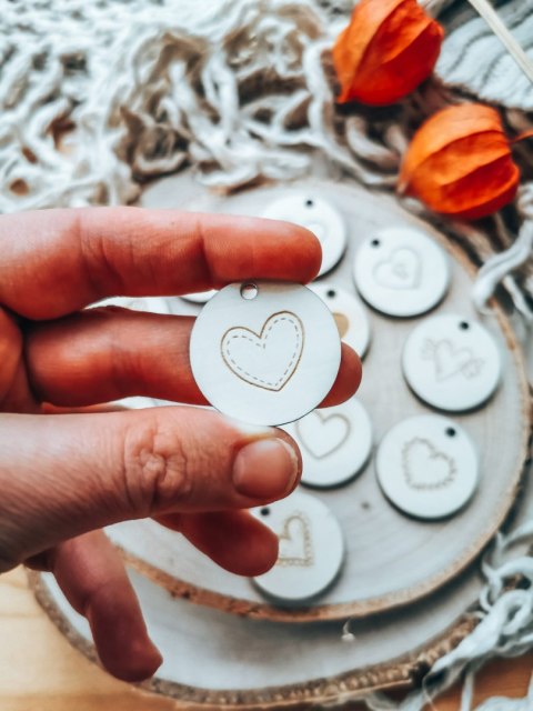 Zawieszka 3cm (10szt) - serduszka (12 wzorów)