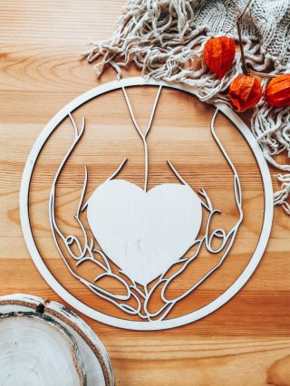 Koło do dekoracji 014 - serce w dłoniach (4 wzory)