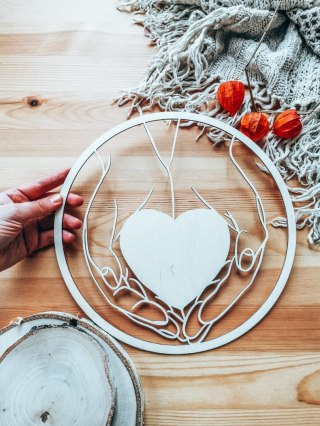 Koło do dekoracji 014 - serce w dłoniach (4 wzory)