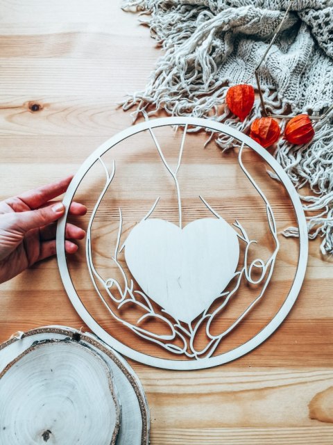 Koło do dekoracji 014 - serce w dłoniach (4 wzory)