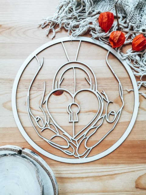 Koło do dekoracji 014 - serce w dłoniach (4 wzory)