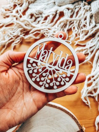 Bombka z imieniem - AŻUR 04 - Wycięte imię - - - (dowolny tekst, imienna, imienne bombki i zawieszki firmowe z LOGO)