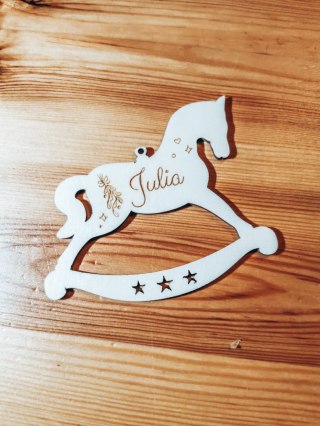 Bombka z imieniem - KONIK - Bombeczki 01 - - - (dowolny tekst, imienna, imienne bombki i zawieszki firmowe z LOGO, do makramy)