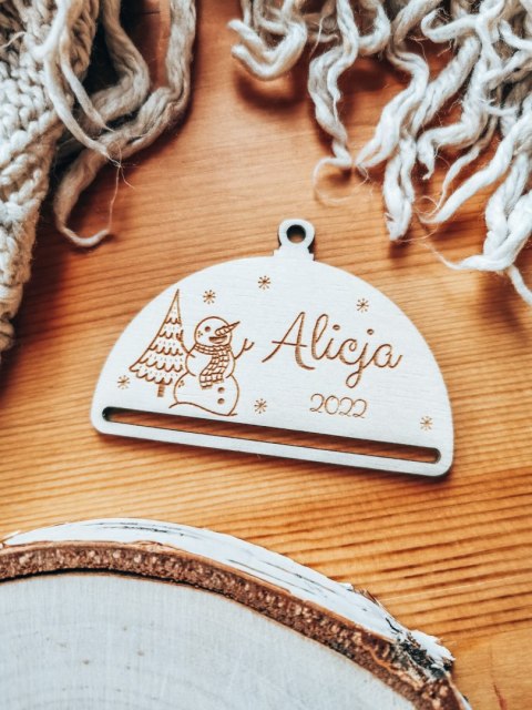 Bombka z imieniem - POŁÓWKA - Bałwanek - - - (dowolny tekst, imienna, imienne bombki i zawieszki firmowe z LOGO, półbombka do ma