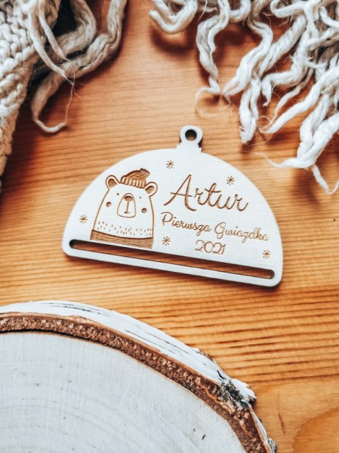 Bombka z imieniem - POŁÓWKA - Miś - - - (dowolny tekst, imienna, imienne bombki i zawieszki firmowe z LOGO, półbombka do makramy