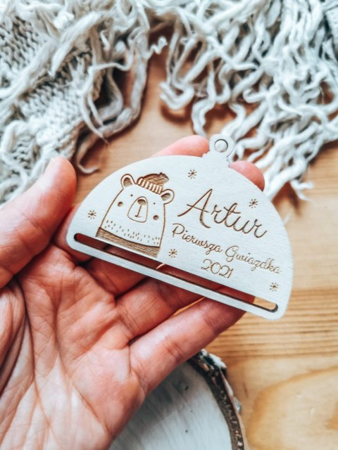 Bombka z imieniem - POŁÓWKA - Miś - - - (dowolny tekst, imienna, imienne bombki i zawieszki firmowe z LOGO, półbombka do makramy