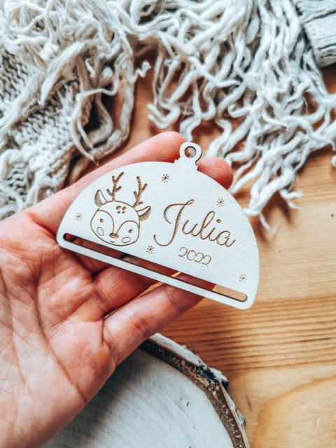 Bombka z imieniem - POŁÓWKA - Renifer 03 - - - (dowolny tekst, imienna, imienne bombki i zawieszki firmowe z LOGO, półbombka do 