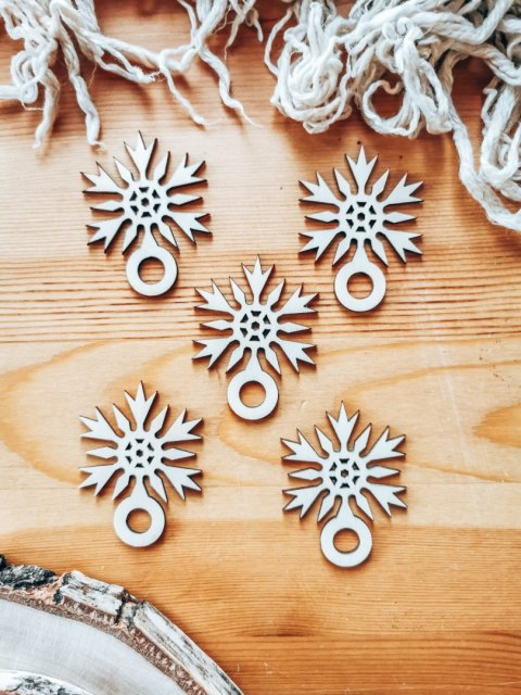 Gwiazda do choinki z makramy (5cm) (5szt) - wzór 09 - - - (gwiazdka gwiazdki na choinkę, baza do bombki bombka zawieszki zawiesz