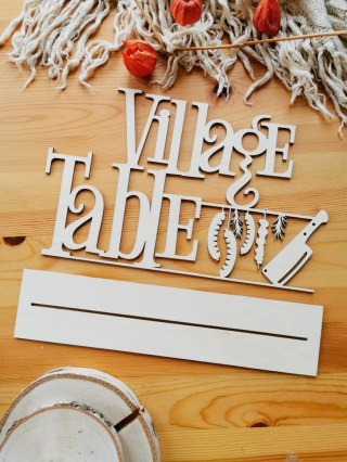 Napis na stół 30-60cm (1szt) - Village Table z tasakiem (9 czcionek) - (napis stojący na wiejski stół)