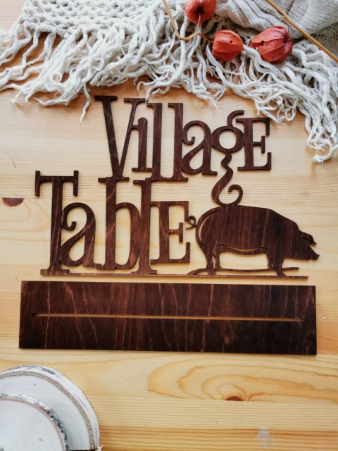 Napis na stół 30-60cm (1szt) - Village Table ze świnką (9 czcionek) - (napis stojący na wiejski stół)