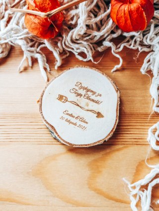 Podziękowanie MAGNES (5 wzorów) - LOVELY - na plastrze brzozy (podziękowanie ślubne dla gości, prezent)