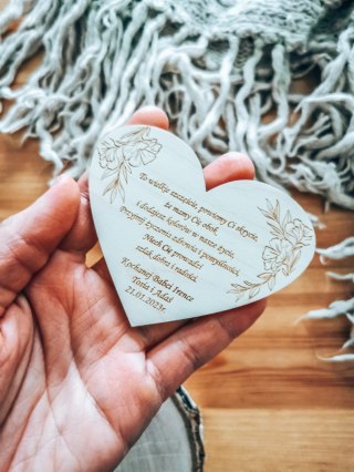 Tabliczka serce 9x7cm (1szt) - ŻYCZENIA (dowolny tekst) - - - (serduszko, serca, serduszka)