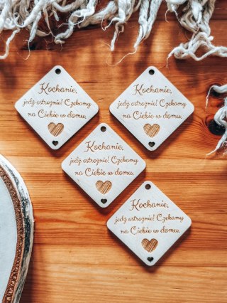 Zawieszka do samochodu (4szt) 6,5cm - Jedź ostrożnie, czekamy - - - (romb, zawieszka samochodowa)