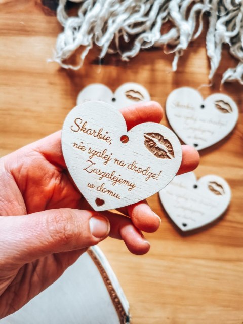 Zawieszka do samochodu (4szt) 6,5cm - Skarbie, zaszalejemy w domu - - - (serce, zawieszka samochodowa, nie szalej na drodze)