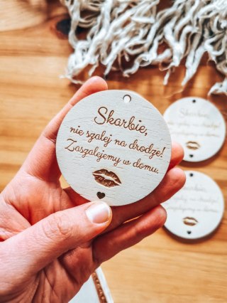 Zawieszka do samochodu (4szt) 6,5cm - Zaszalejemy w domu - - - (koło, zawieszka samochodowa)