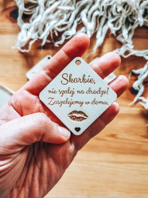 Zawieszka do samochodu (4szt) 6,5cm - Zaszalejemy w domu - - - (romb, zawieszka samochodowa)