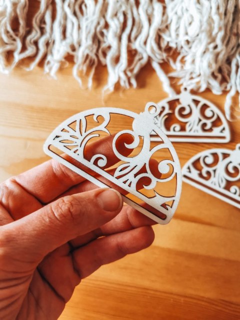 Bombka PÓŁOKRĄGŁA (3szt) - AŻUR 02 - - - (półbombka, połówka, Wesołych Świąt, zawieszka na choinkę)