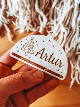 Bombka z imieniem - PÓŁOKRĄGŁA - Choinka 01 - - - (dowolny tekst, imienna, imienne bombki i zawieszki firmowe z LOGO)