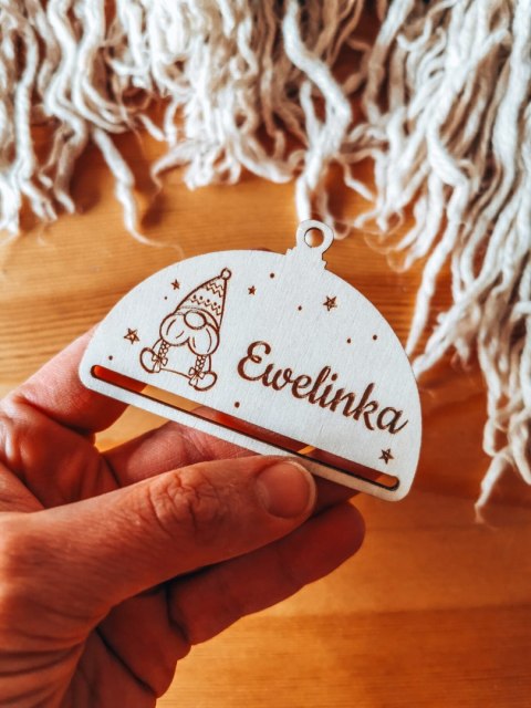 Bombka z imieniem - PÓŁOKRĄGŁA - Skrzat Świąteczny 01 - - - (dowolny tekst, imienna, imienne bombki i zawieszki firmowe z LOGO)