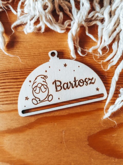Bombka z imieniem - PÓŁOKRĄGŁA - Skrzat Świąteczny 02 - - - (dowolny tekst, imienna, imienne bombki i zawieszki firmowe z LOGO)