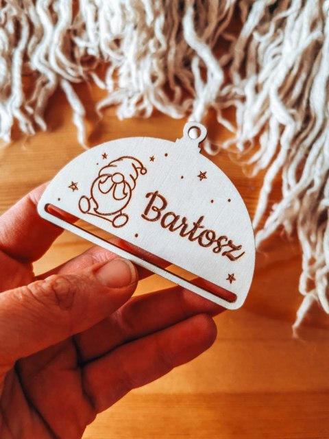 Bombka z imieniem - PÓŁOKRĄGŁA - Skrzat Świąteczny 02 - - - (dowolny tekst, imienna, imienne bombki i zawieszki firmowe z LOGO)