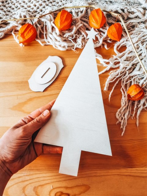 CHOINKA 01 - figurka z podstawką (1szt) (30cm) - do ozdabiania