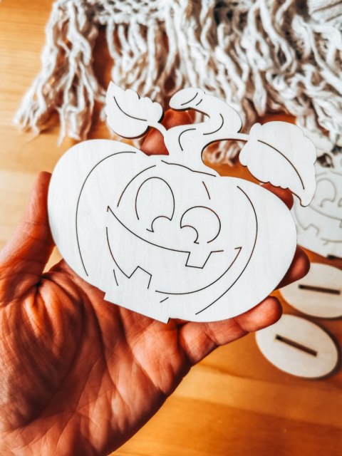 DYNIA 02 z uśmiechem 01 - figurka z podstawką (2szt) (10cm) - do ozdabiania