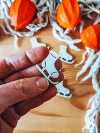 Dekor - ŁYŻWA 2-5cm (5-10 szt) - - - (dekorek, scrapka, skrapka, drewienko, skarpeta świąteczna)