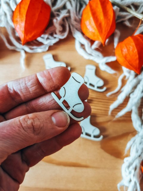 Dekor - ŁYŻWA 2-5cm (5-10 szt) - - - (dekorek, scrapka, skrapka, drewienko, skarpeta świąteczna)