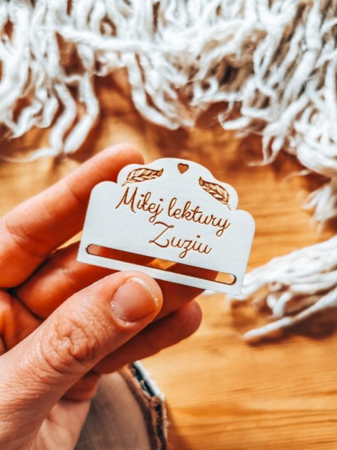 Dowolny tekst (STYL 1) - zakładka ozdobna 5x3,5cm (1szt) - - - (baza do zakładki do książki)