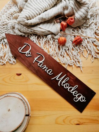 Drogowskaz (1szt) - (!) DO Pana Młodego - - - (znak drogowskazu, tablica, tabliczka, strzałka)