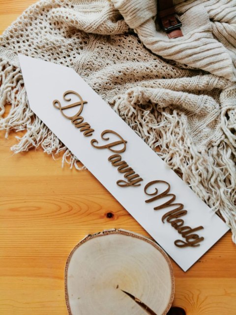 Drogowskaz (1szt) Dom Panny Młodej - - - (znak drogowskazu, tablica, tabliczka, strzałka)