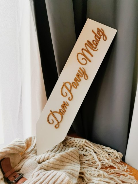 Drogowskaz (1szt) Dom Panny Młodej - - - (znak drogowskazu, tablica, tabliczka, strzałka)