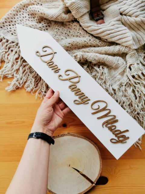 Drogowskaz (1szt) Dom Panny Młodej - - - (znak drogowskazu, tablica, tabliczka, strzałka)