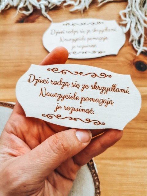 Dzieci rodzą się ze skrzydłami (sentencja) - TABLICZKA (2szt) 10cm/12cm/14cm (8 wzorów) - - - (dla nauczyciela, dzień koniec zak
