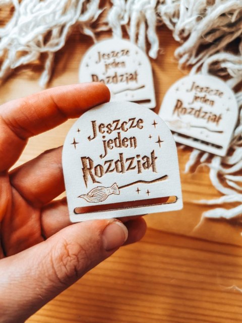 Jeszcze jeden rozdział /miotła/ - zakładka półokrągła 5cm (3szt) - - - (baza do zakładki do książki)