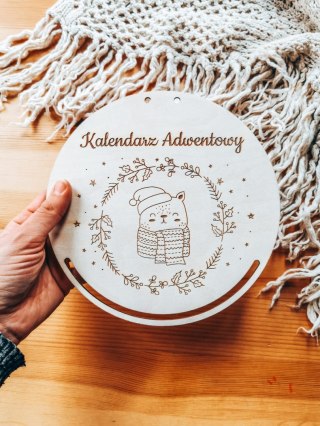 Kalendarz Adwentowy TABLICA - MIŚ w świątecznym wieńcu (koło) - - - (baza tabliczka do kalendarza adwentowego)