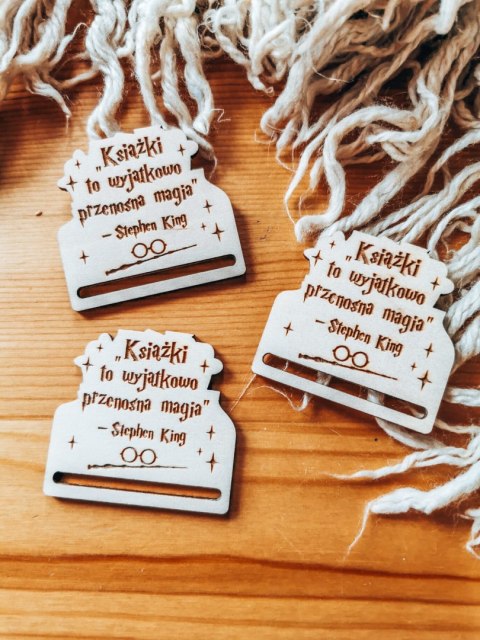 Książka to wyjątkowo przenośna magia /różdżka/ - zakładka po obrysie 5cm (3szt) - - - (baza do zakładki do książki)