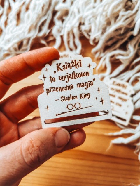 Książka to wyjątkowo przenośna magia /różdżka/ - zakładka po obrysie 5cm (3szt) - - - (baza do zakładki do książki)