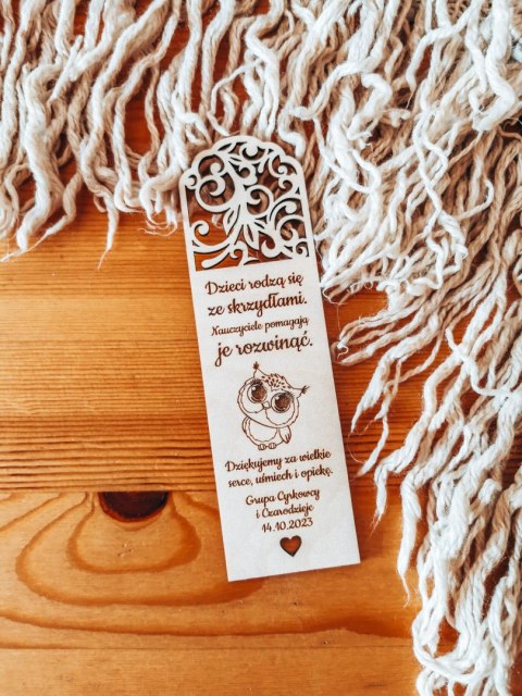 Zakładka (1szt) AŻUR 02 /SÓWKA - Dzieci rodzą się ze skrzydłami - - - DZIEŃ NAUCZYCIELA zakładki do książki