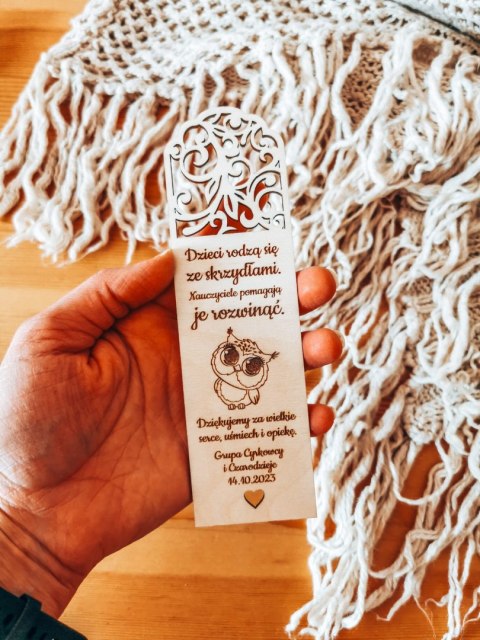 Zakładka (1szt) AŻUR 02 /SÓWKA - Dzieci rodzą się ze skrzydłami - - - DZIEŃ NAUCZYCIELA zakładki do książki