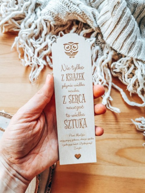 Zakładka (1szt) SOWA - Nie tylko z książek... - - - DZIEŃ NAUCZYCIELA zakładki do książki