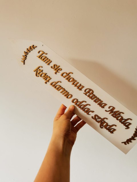 Drogowskaz (1szt) Tam się chowa Panna Młoda... - - - (znak drogowskazu, tablica, tabliczka, strzałka)