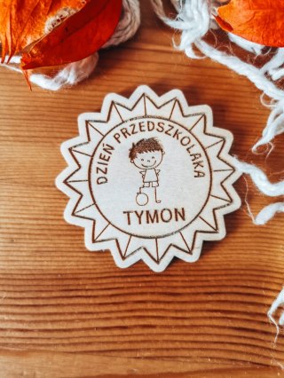 Dzień Przedszkolaka CHŁOPIEC - magnes GWIAZDA 7cm (1szt) - z imieniem - - - (odznaka)