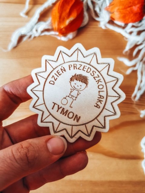 Dzień Przedszkolaka CHŁOPIEC - magnes GWIAZDA 7cm (1szt) - z imieniem - - - (odznaka)