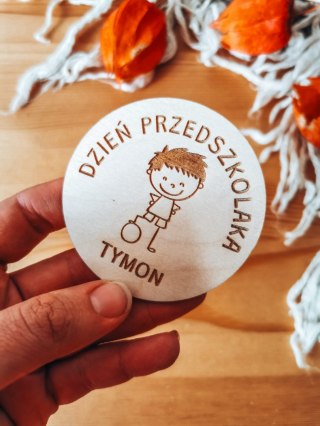 Dzień Przedszkolaka CHŁOPIEC - magnes KOŁO 7cm (1szt) - z imieniem - - - (odznaka)