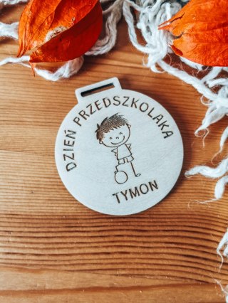Dzień Przedszkolaka CHŁOPIEC - medal KOŁO 7cm (1szt) - z imieniem - - - (zawieszka, odznaka)