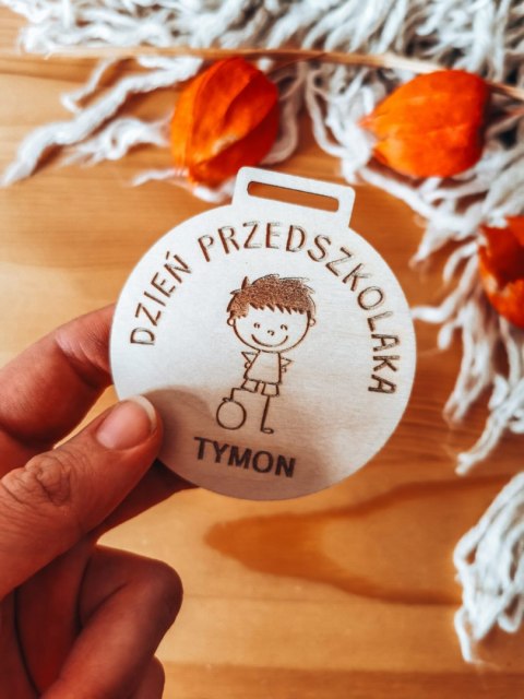 Dzień Przedszkolaka CHŁOPIEC - medal KOŁO 7cm (1szt) - z imieniem - - - (zawieszka, odznaka)