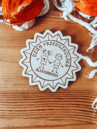 Dzień Przedszkolaka DZIECI - magnes GWIAZDA 7cm (1szt) - z imieniem - - - (odznaka)