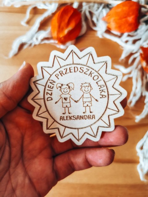 Dzień Przedszkolaka DZIECI - magnes GWIAZDA 7cm (1szt) - z imieniem - - - (odznaka)